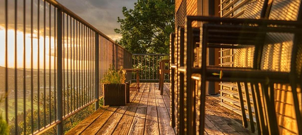 Aménager un balcon avec du bois sur mesure