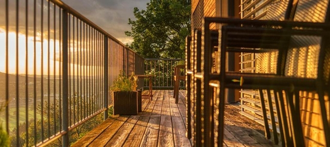 Aménager un balcon avec du bois sur mesure
