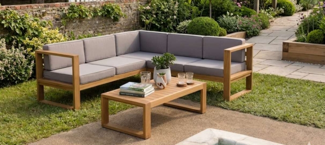 Créer un salon de jardin en bois sur mesure : idées et contraintes